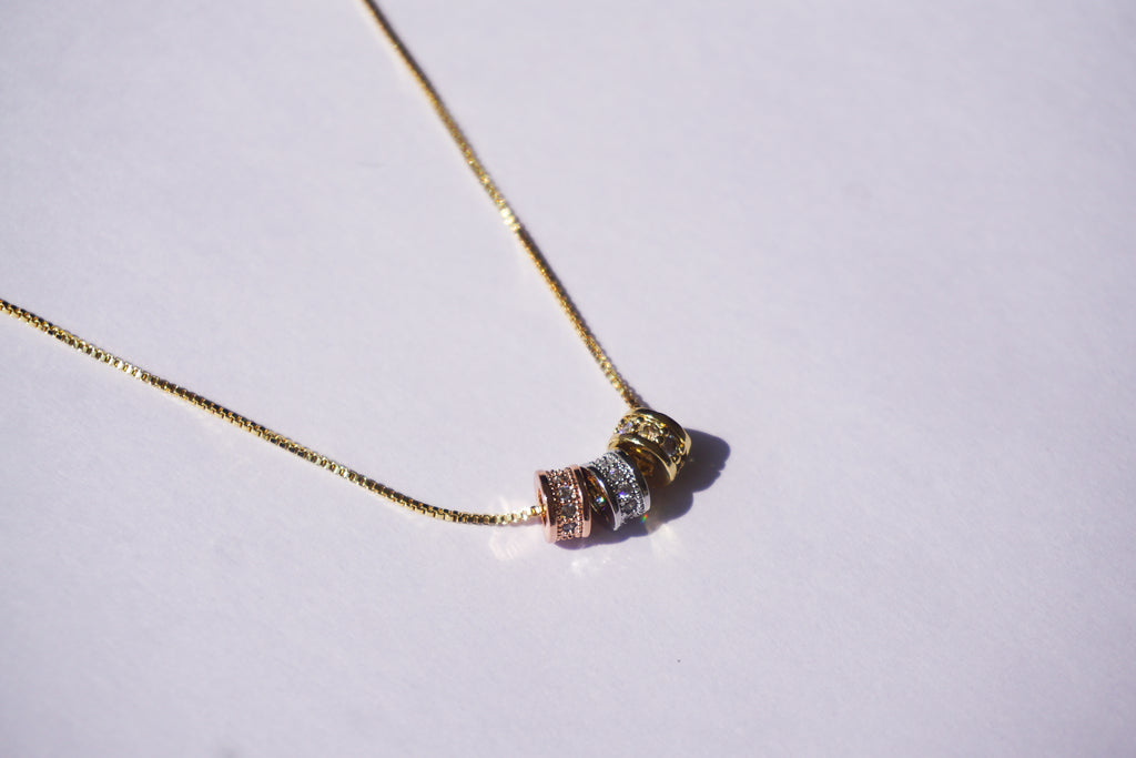 Gargantilla dorada con 3 barrilitos con zirconias