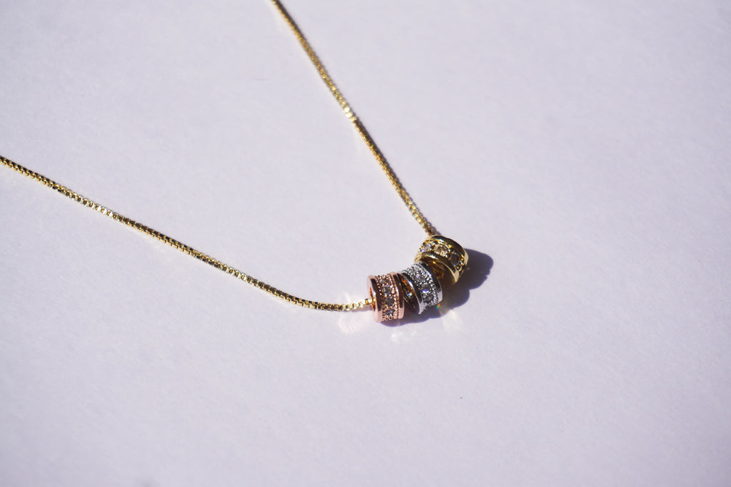 Gargantilla dorada con 3 barrilitos con zirconias