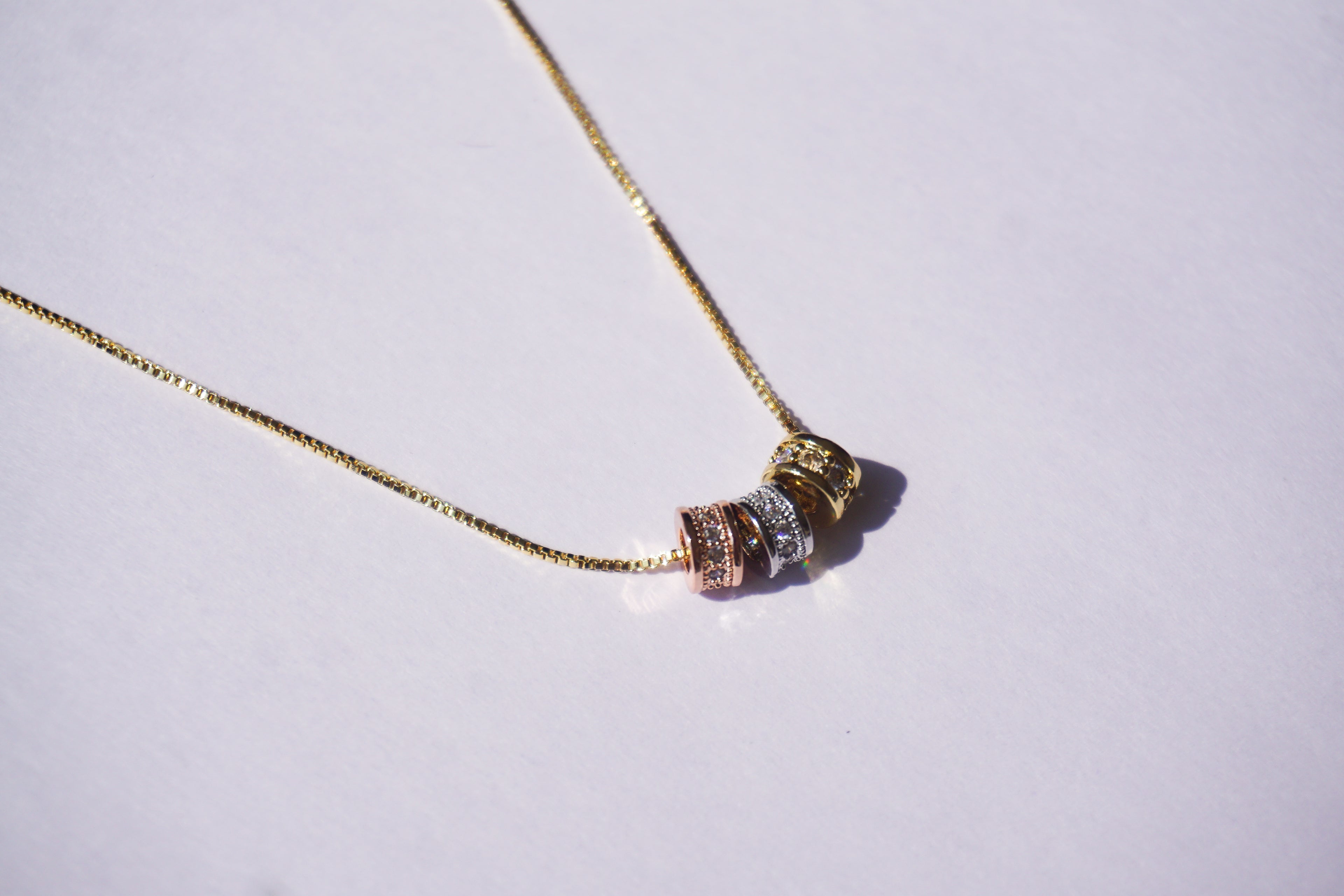 Gargantilla dorada con 3 barrilitos con zirconias