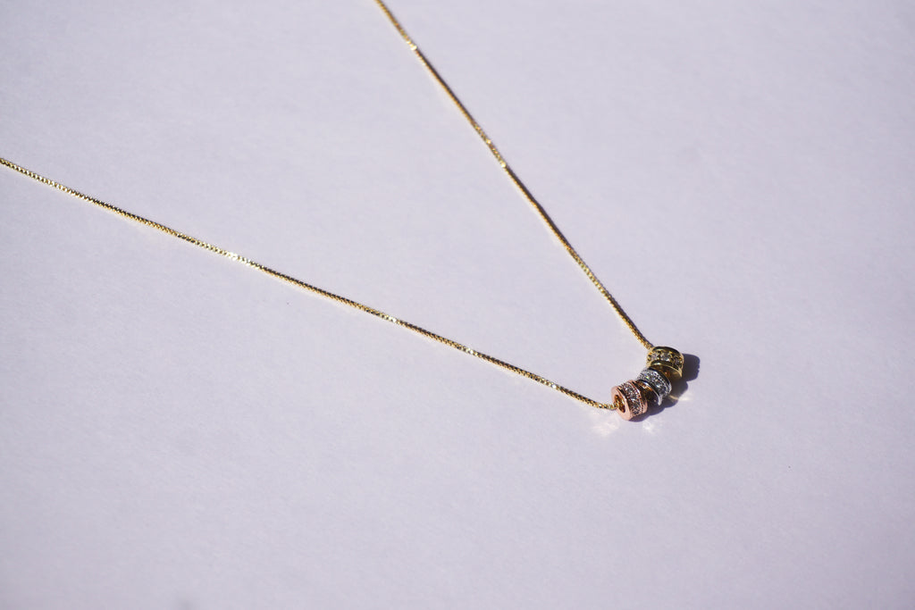 Gargantilla dorada con 3 barrilitos con zirconias