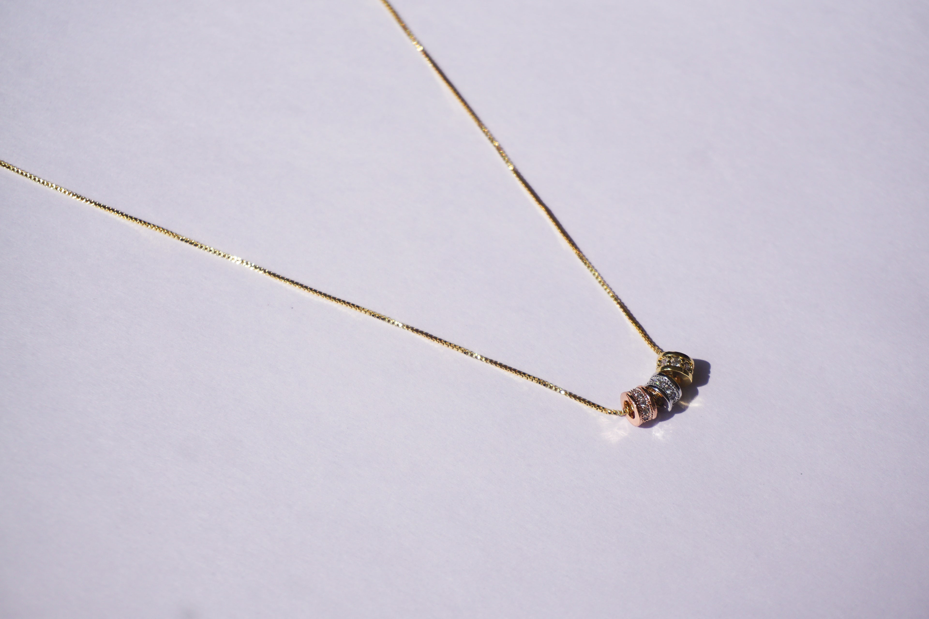 Gargantilla dorada con 3 barrilitos con zirconias