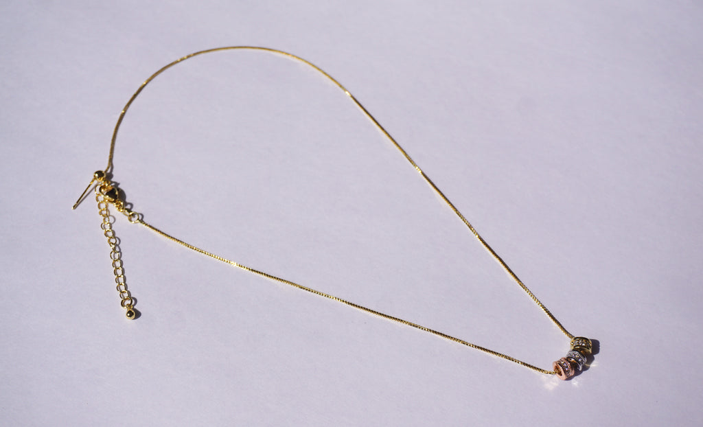 Gargantilla dorada con 3 barrilitos con zirconias