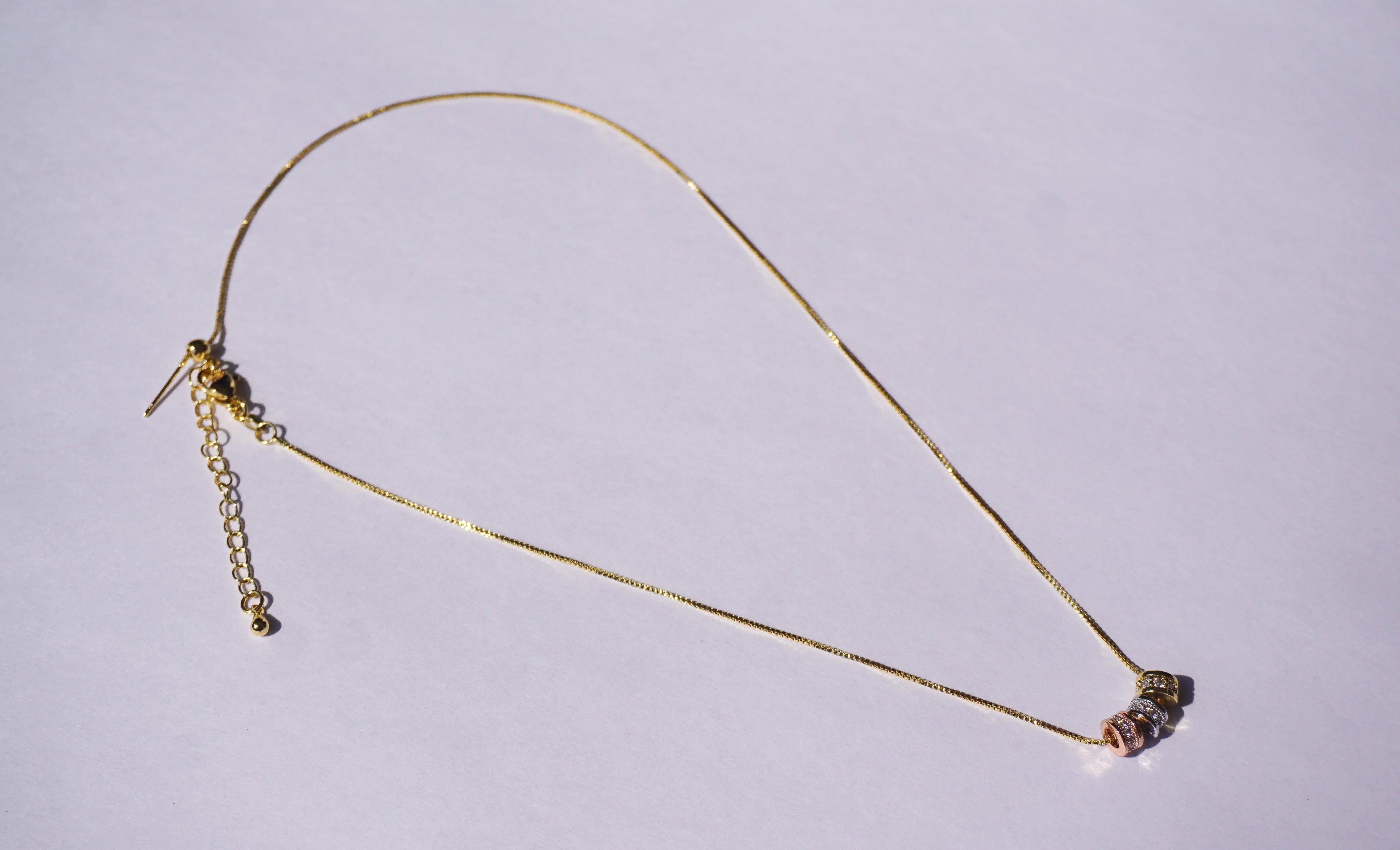 Gargantilla dorada con 3 barrilitos con zirconias