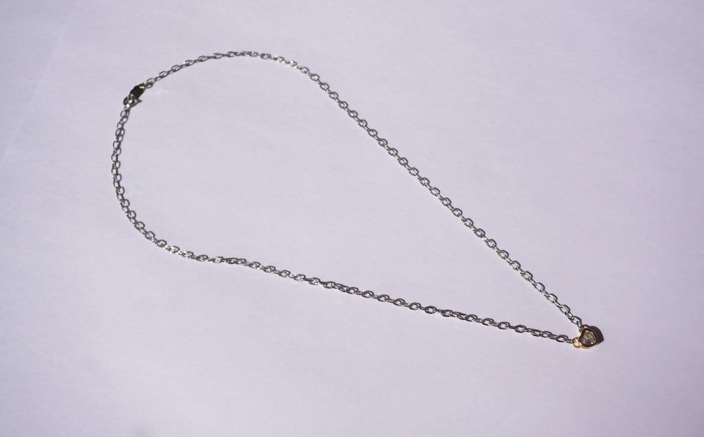 Collar de cadena plateada con corazón dorado