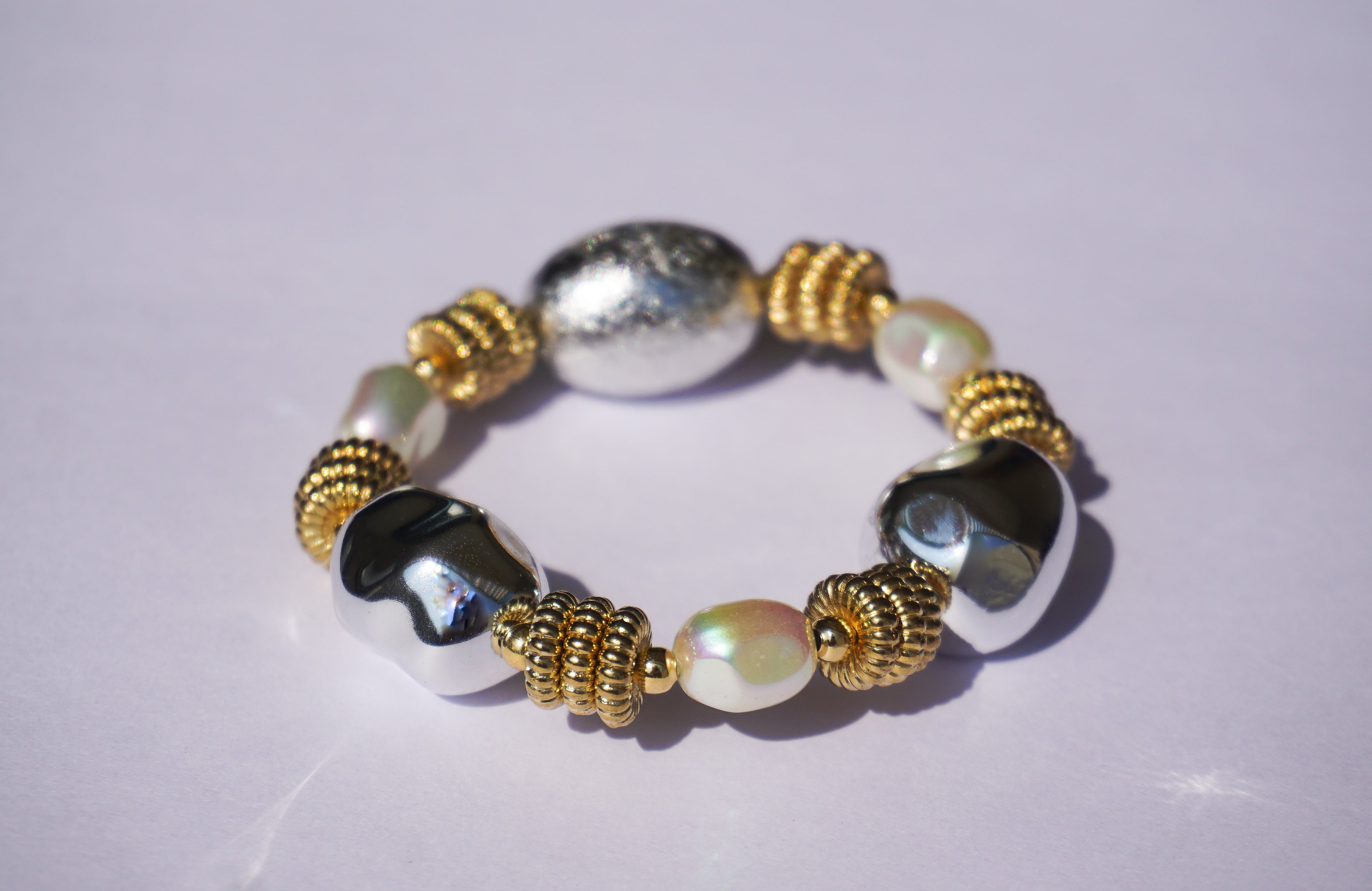 Pulsera chunk con pierdas y perlas de plástico