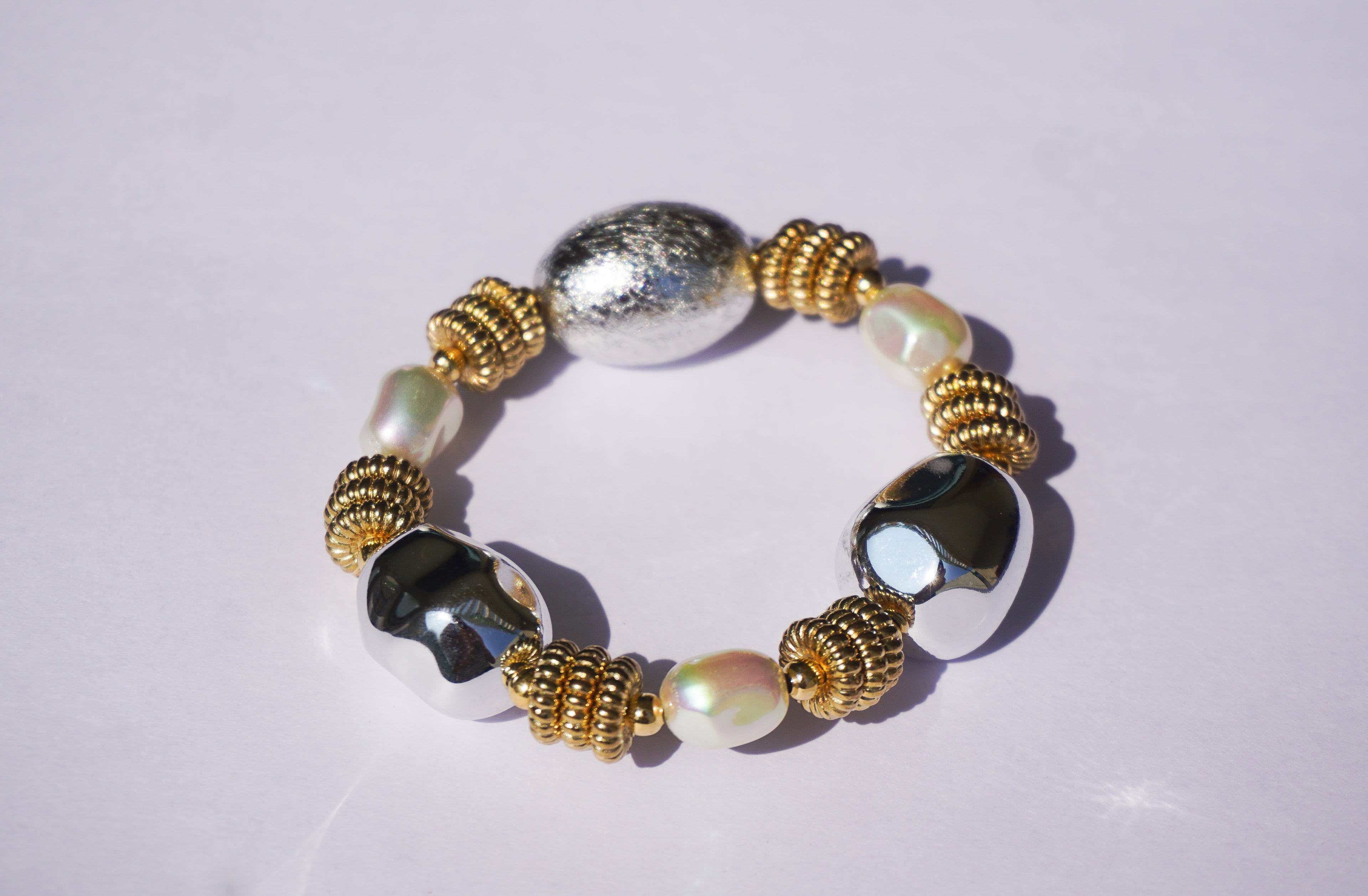 Pulsera chunk con pierdas y perlas de plástico