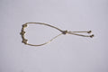 Pulsera dorada con broche ajustable con tréboles