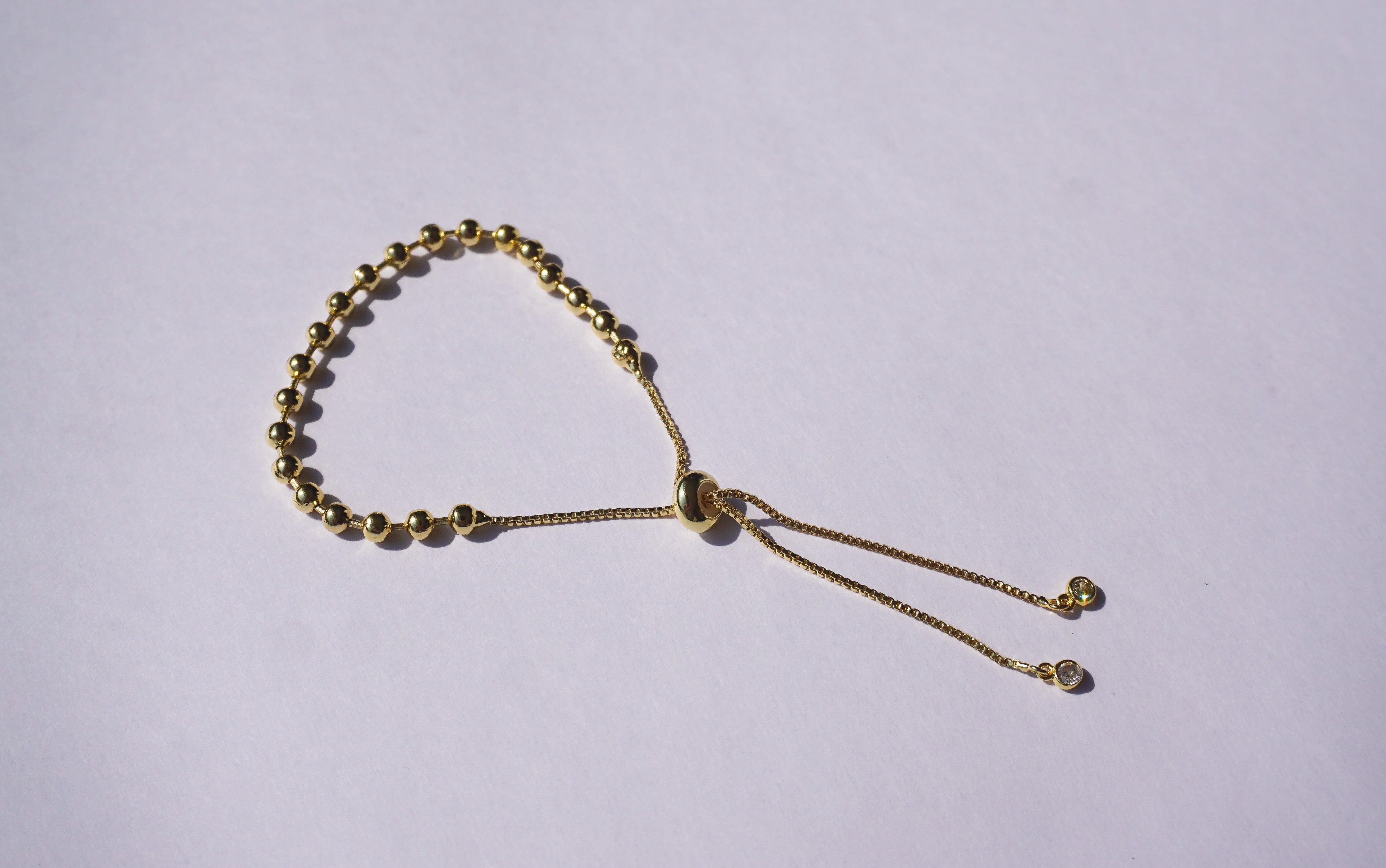 Pulsera de bolitas doradas con broche ajustable