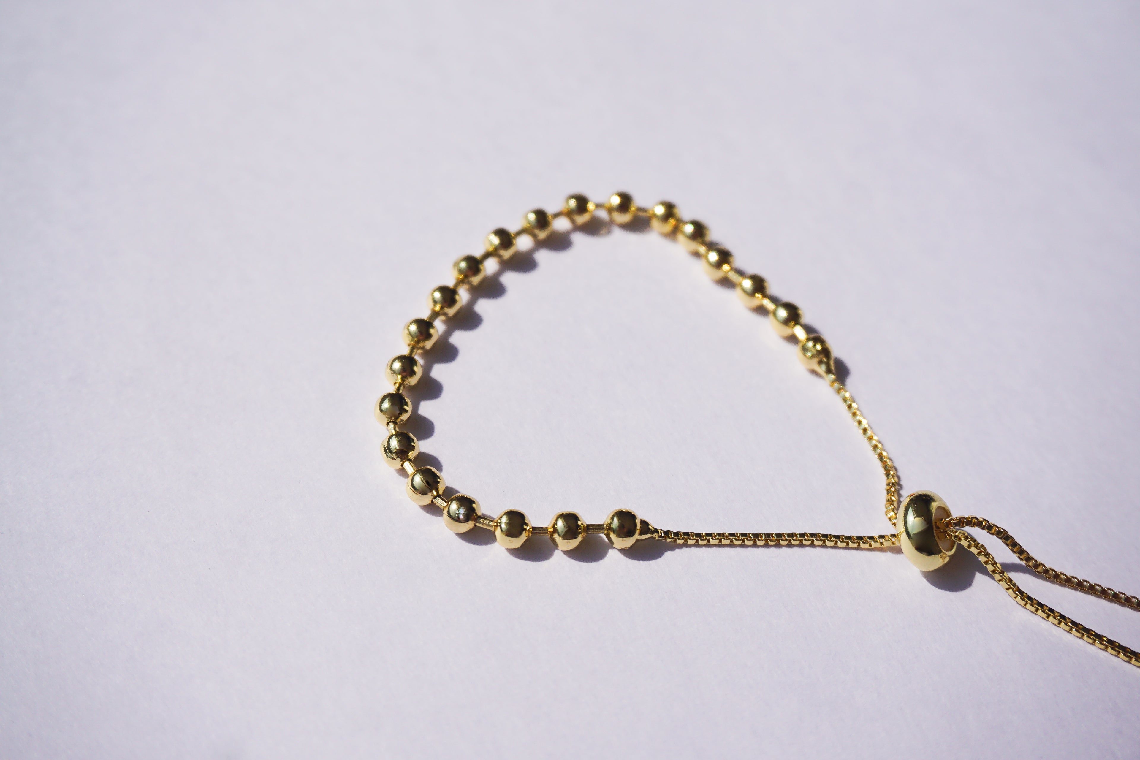 Pulsera de bolitas doradas con broche ajustable