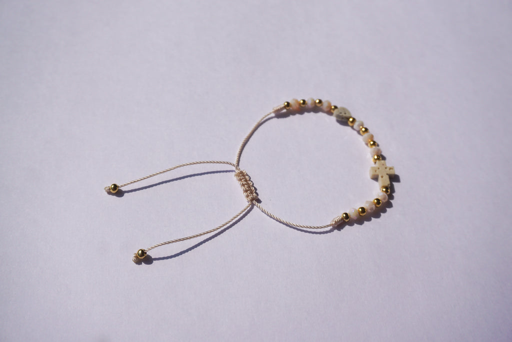 Pulsera de hilo con piedra de cristal y bolita dorada