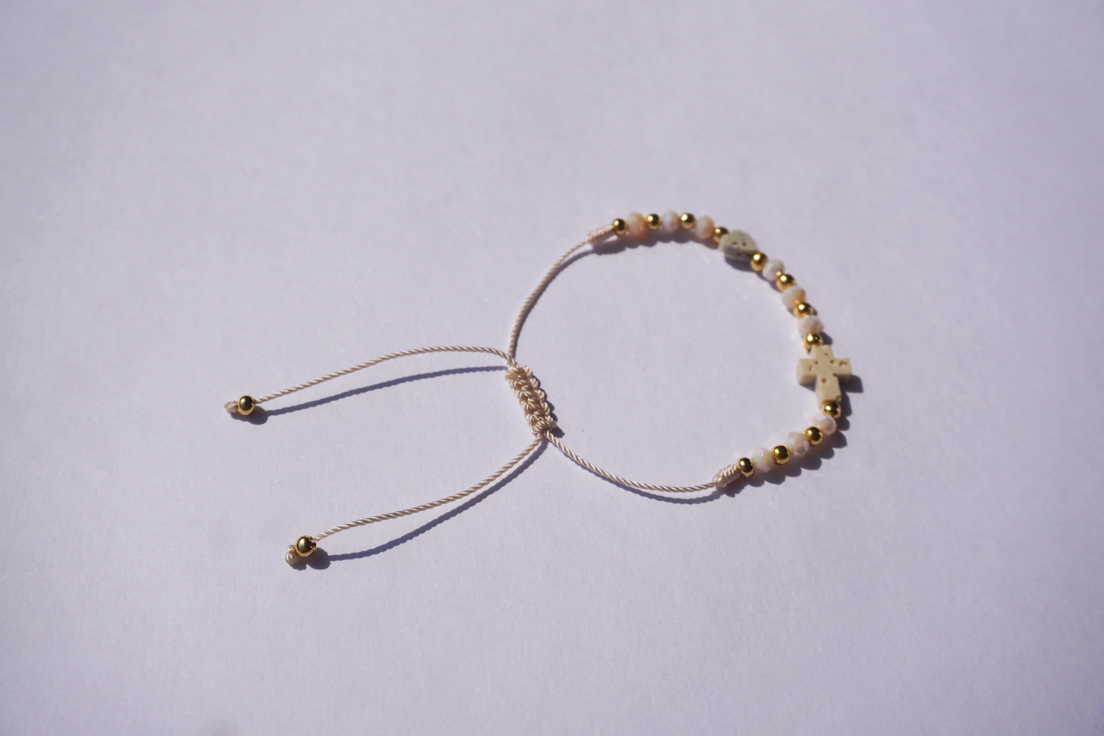 Pulsera de hilo con piedra de cristal y bolita dorada