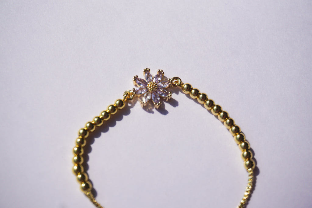 Pulsera dorada con flor de zirconias