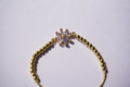Pulsera dorada con flor de zirconias