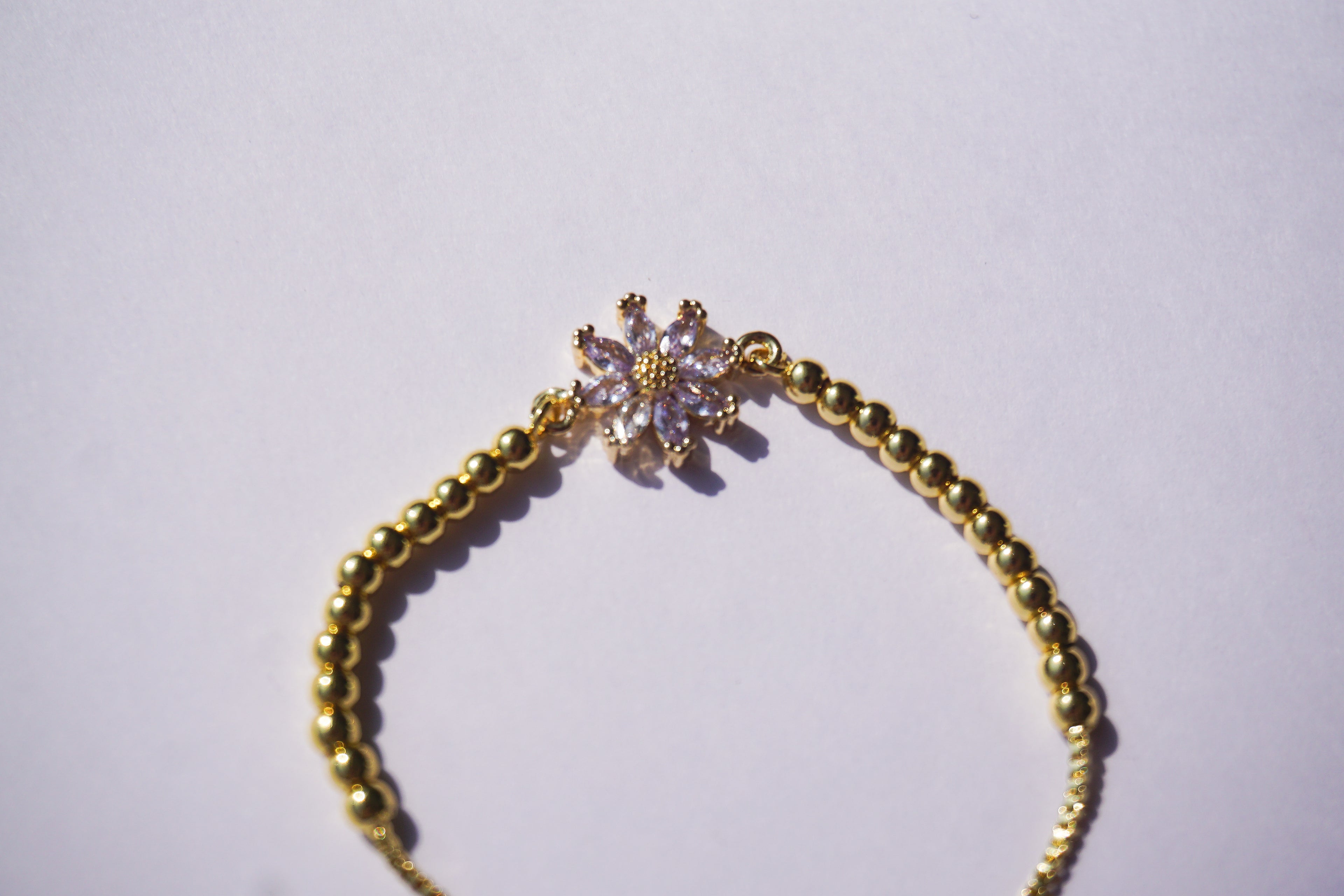 Pulsera dorada con flor de zirconias