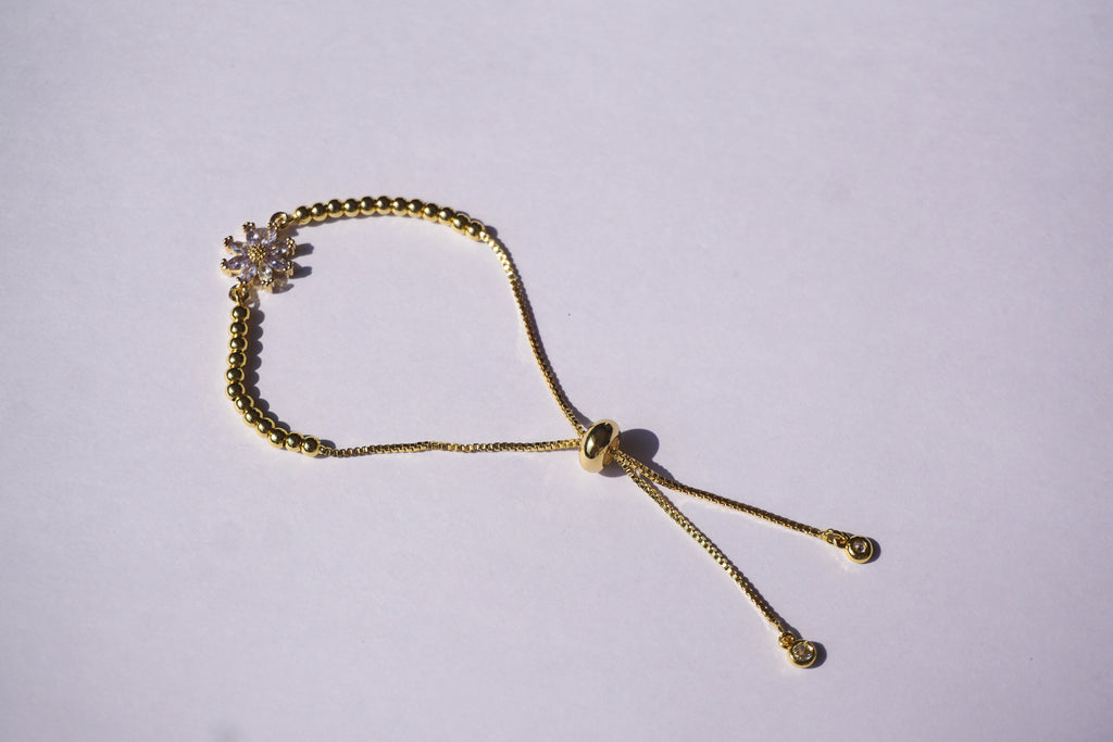 Pulsera dorada con flor de zirconias