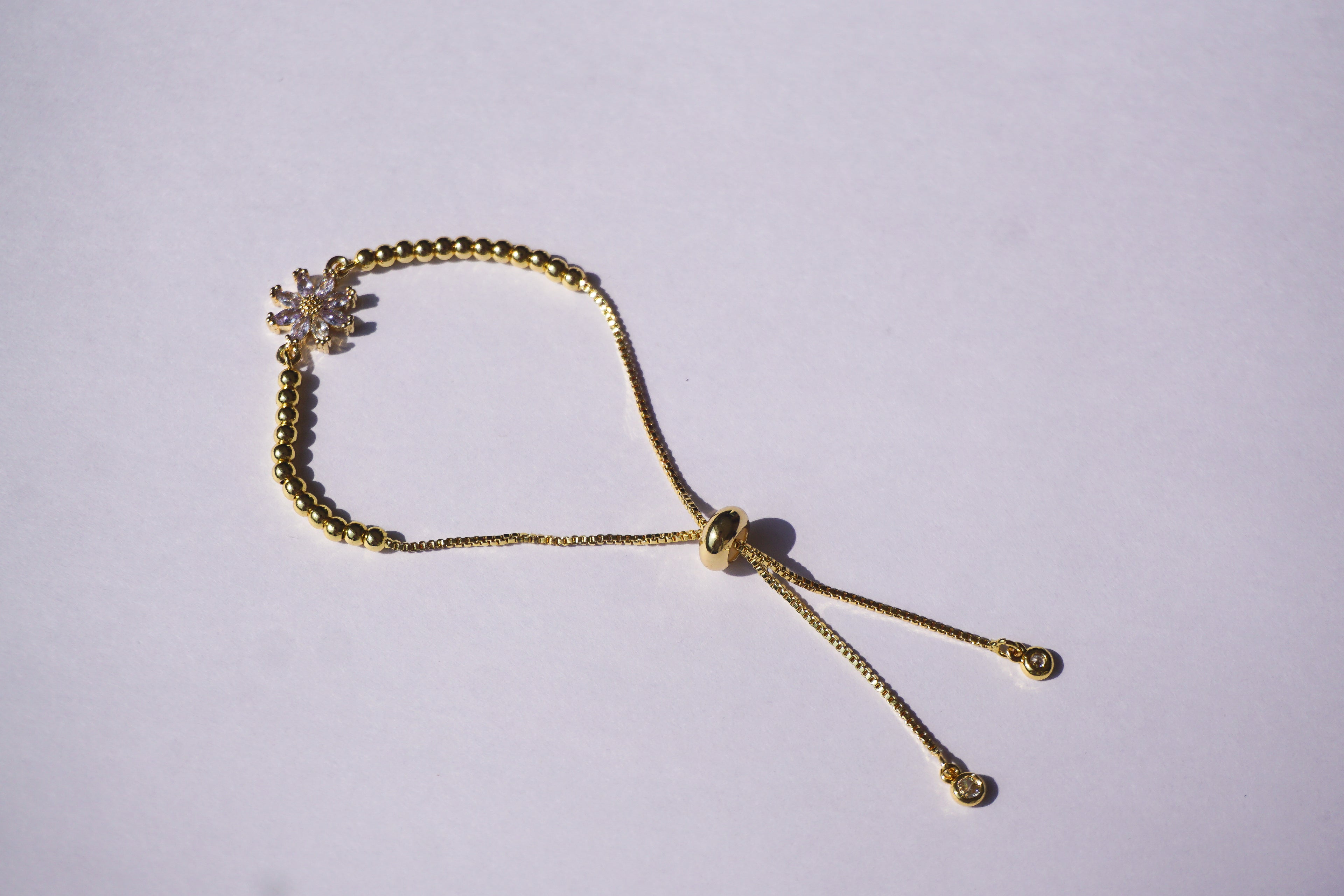 Pulsera dorada con flor de zirconias