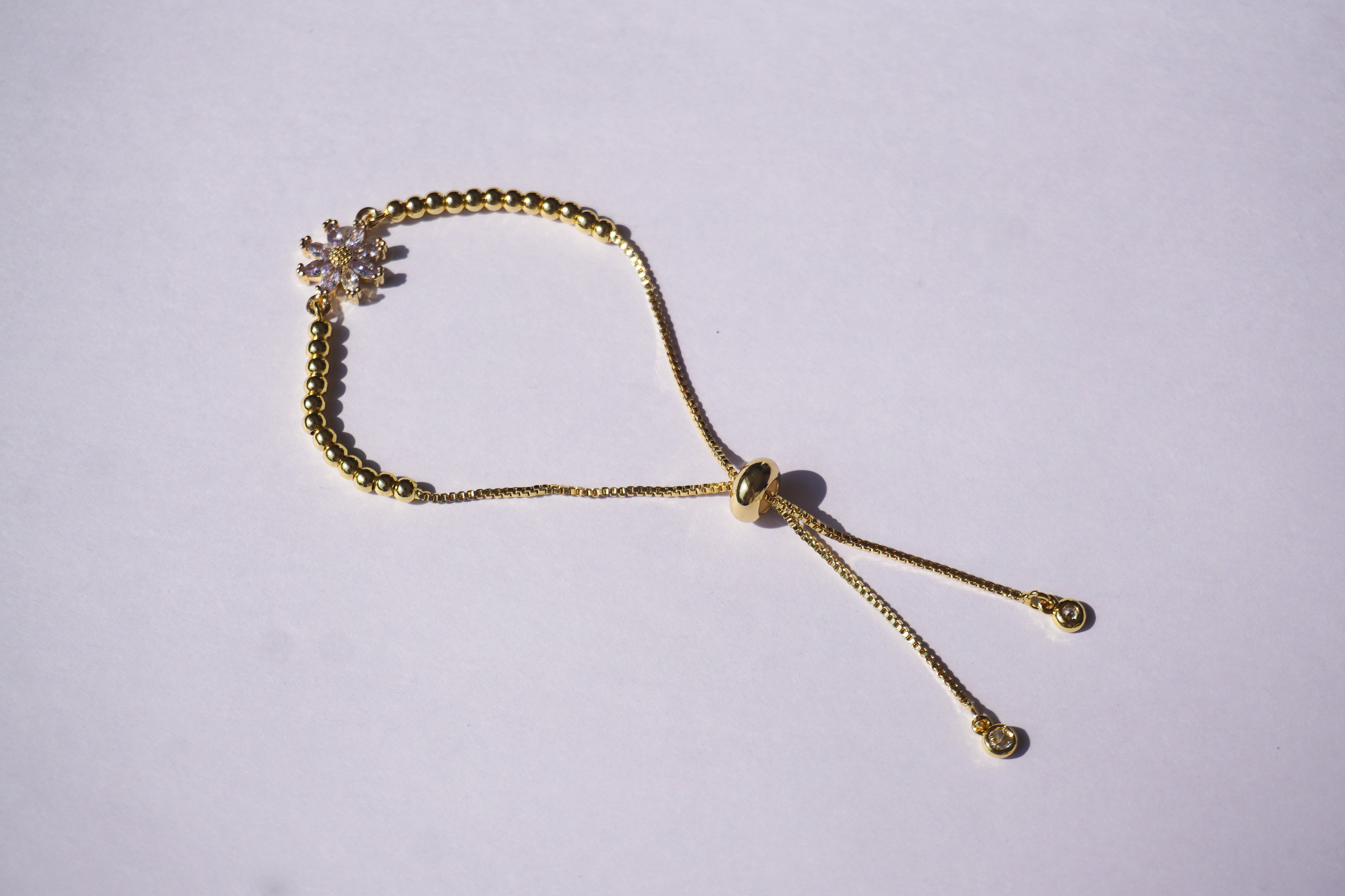 Pulsera dorada con flor de zirconias