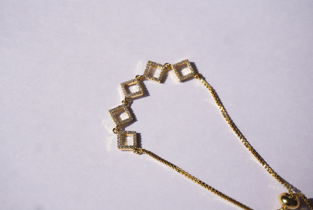 Pulsera dorada con broche ajustable de mini rombos