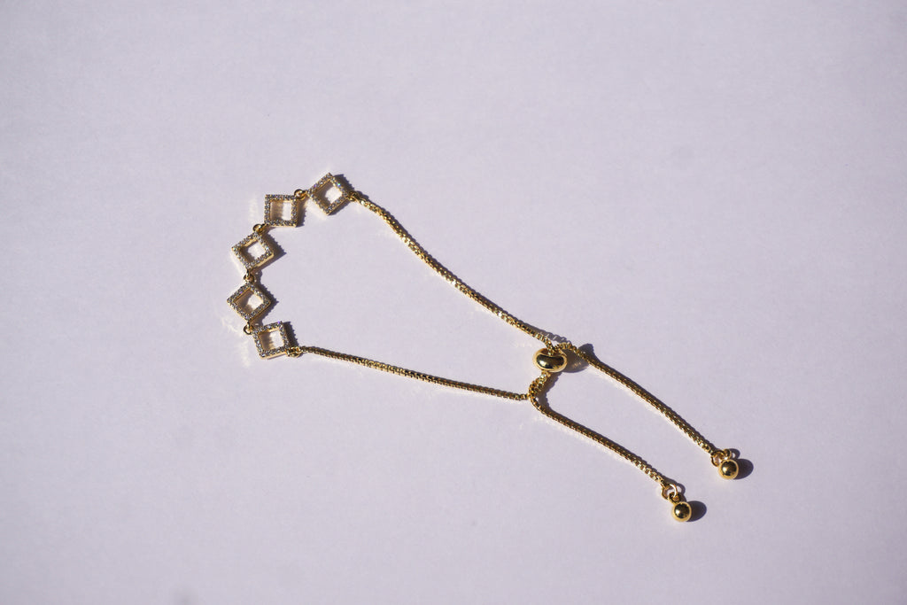 Pulsera dorada con broche ajustable de mini rombos