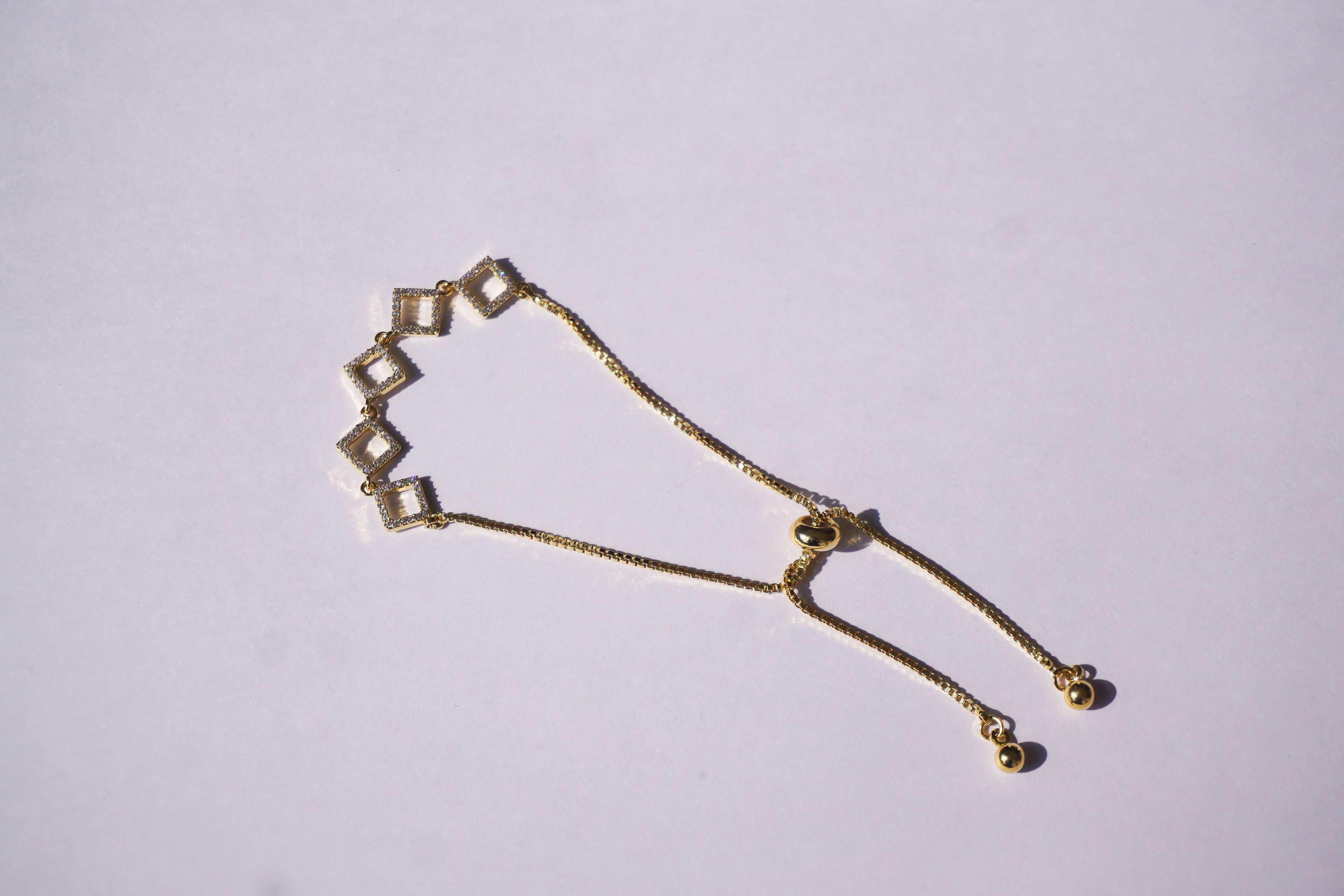 Pulsera dorada con broche ajustable de mini rombos