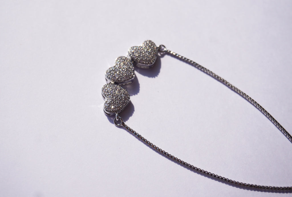 Pulsera plateada con broche ajustable con 3 corazones con zirconias