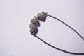 Pulsera plateada con broche ajustable con 3 corazones con zirconias