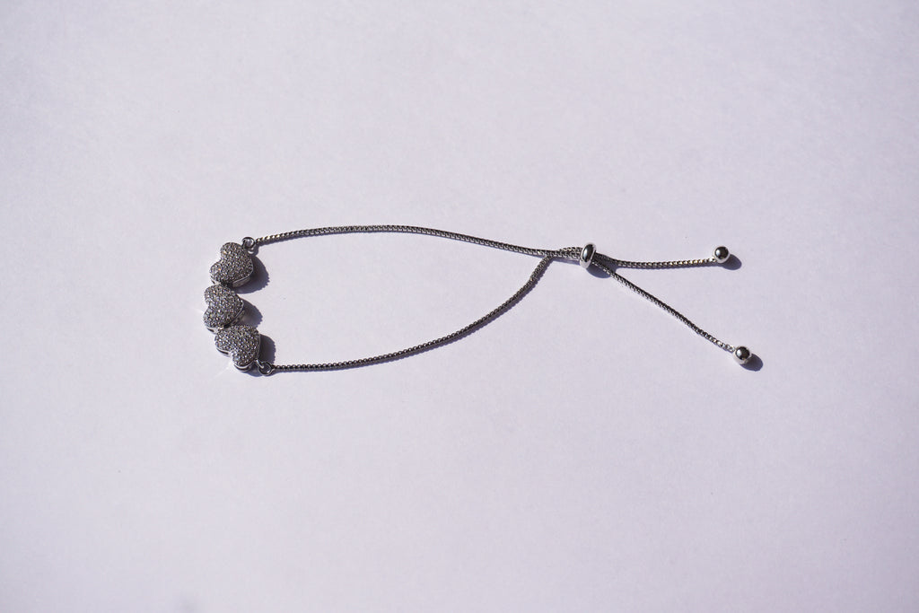 Pulsera plateada con broche ajustable con 3 corazones con zirconias