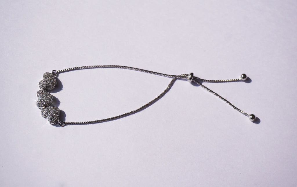 Pulsera plateada con broche ajustable con 3 corazones con zirconias