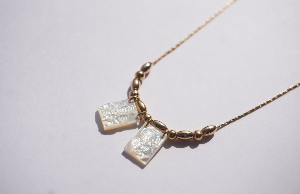 Gargantilla dorada con escapulario de madre perla