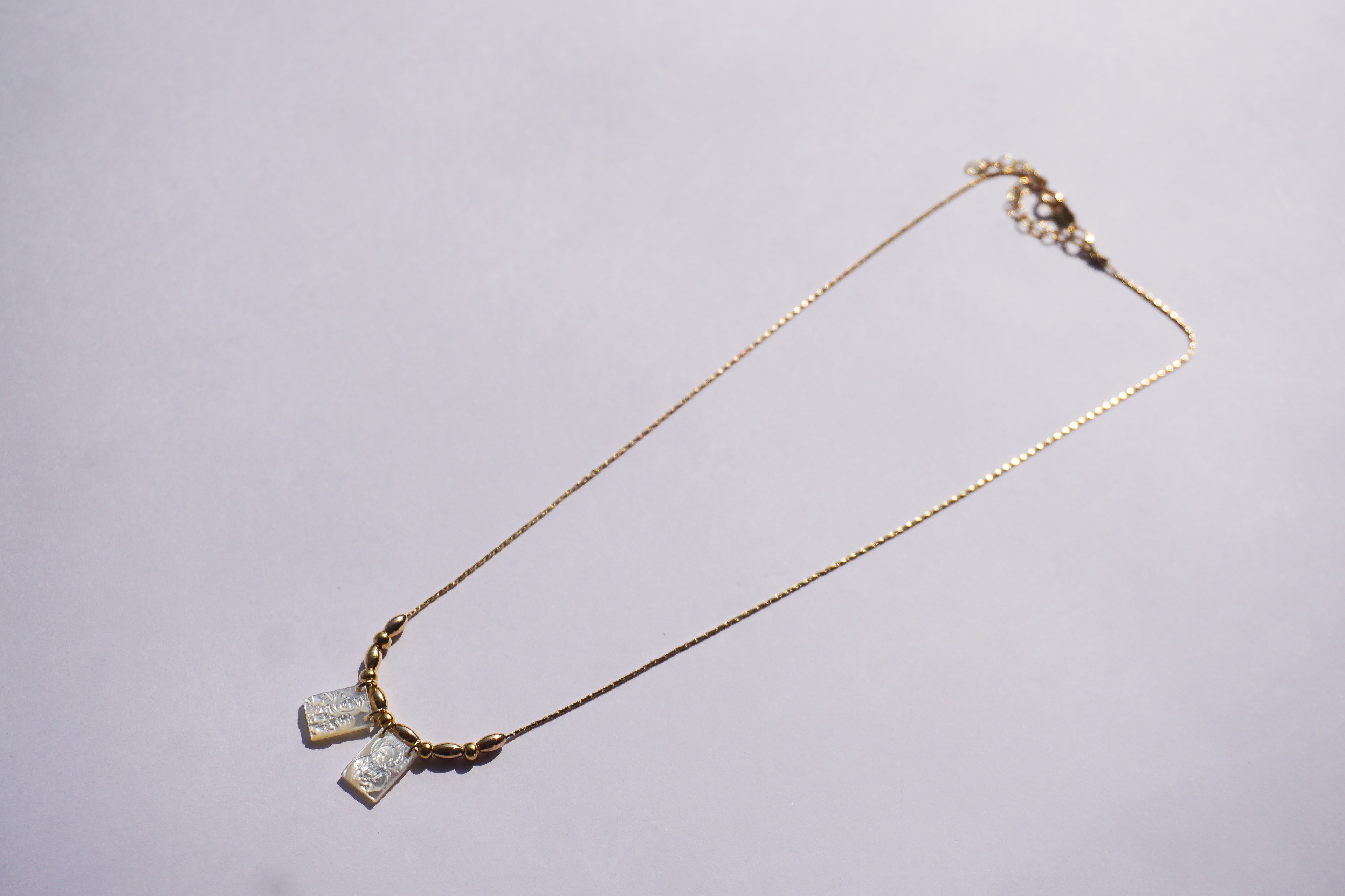 Gargantilla dorada con escapulario de madre perla