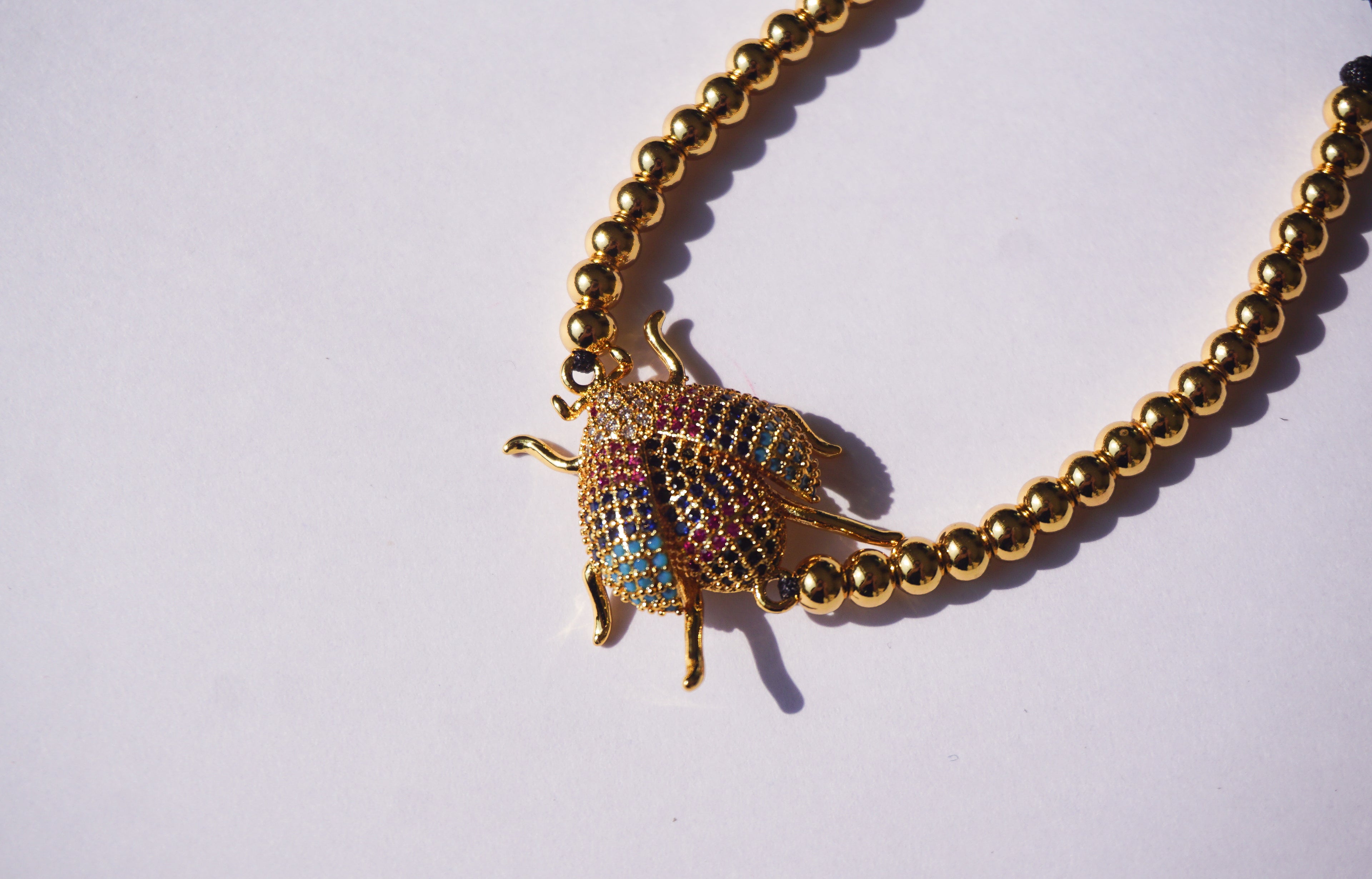 Pulsera dorada de insecto con cierre ajustable