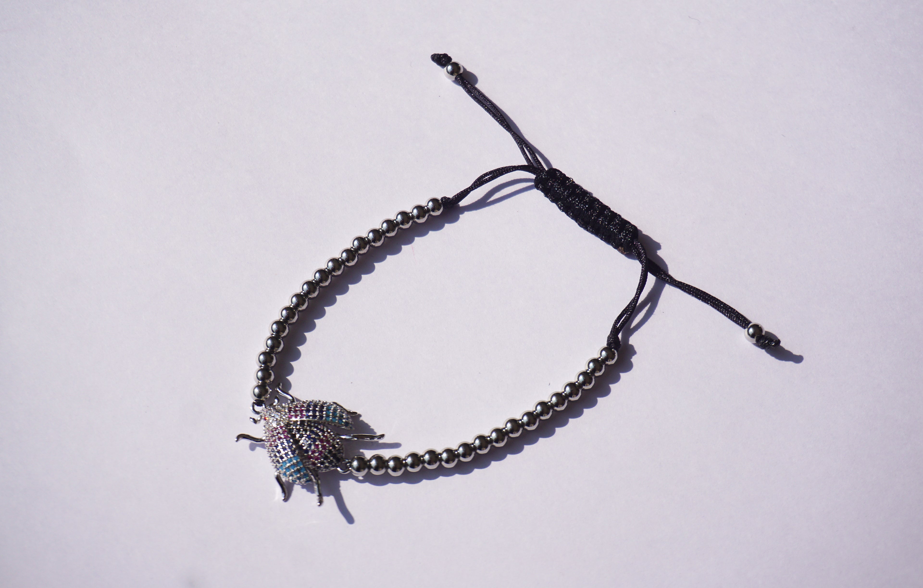 Pulsera plateada de insecto con cierre ajustable
