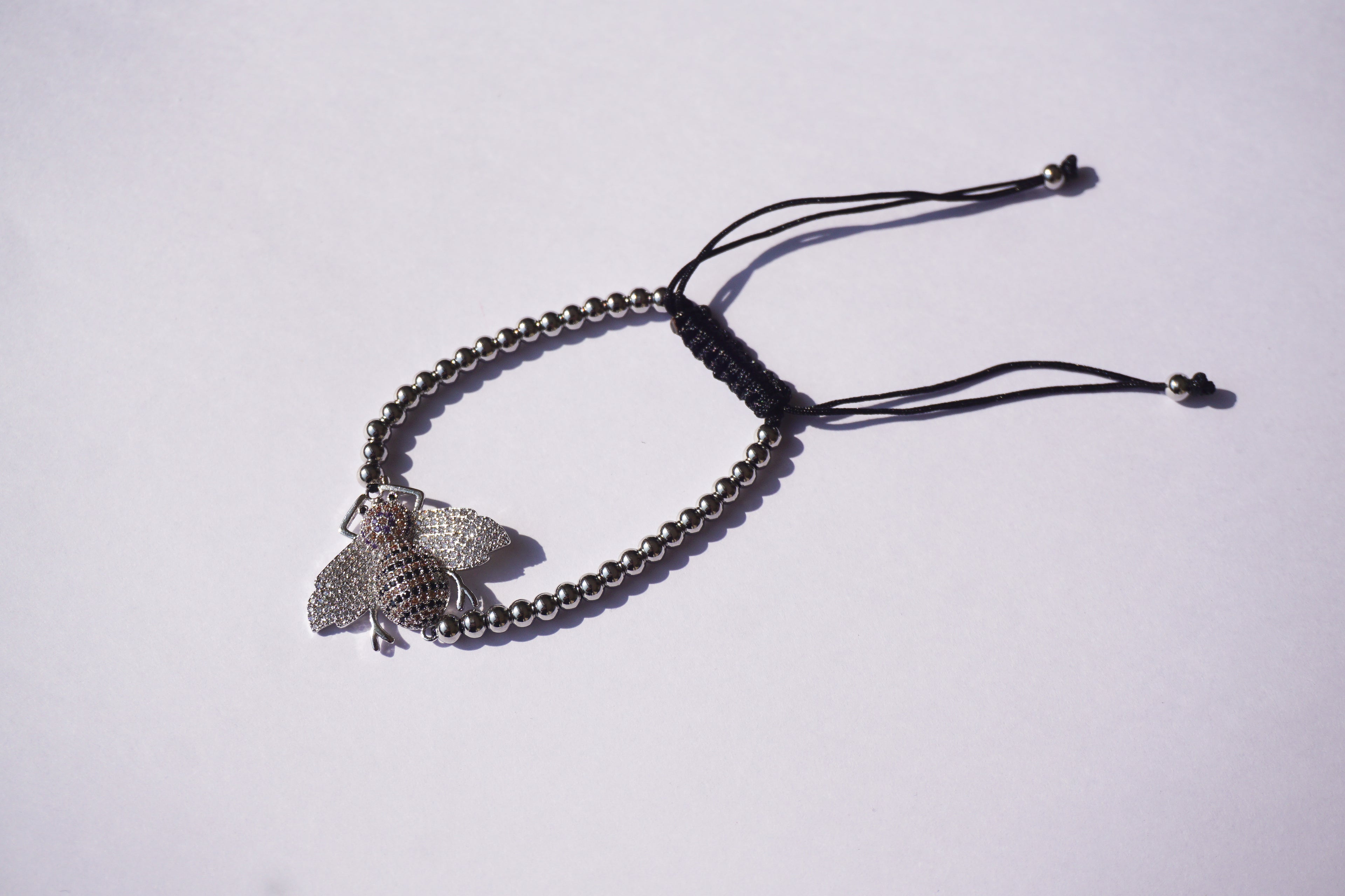 Pulsera plateada de insecto con cierre ajustable