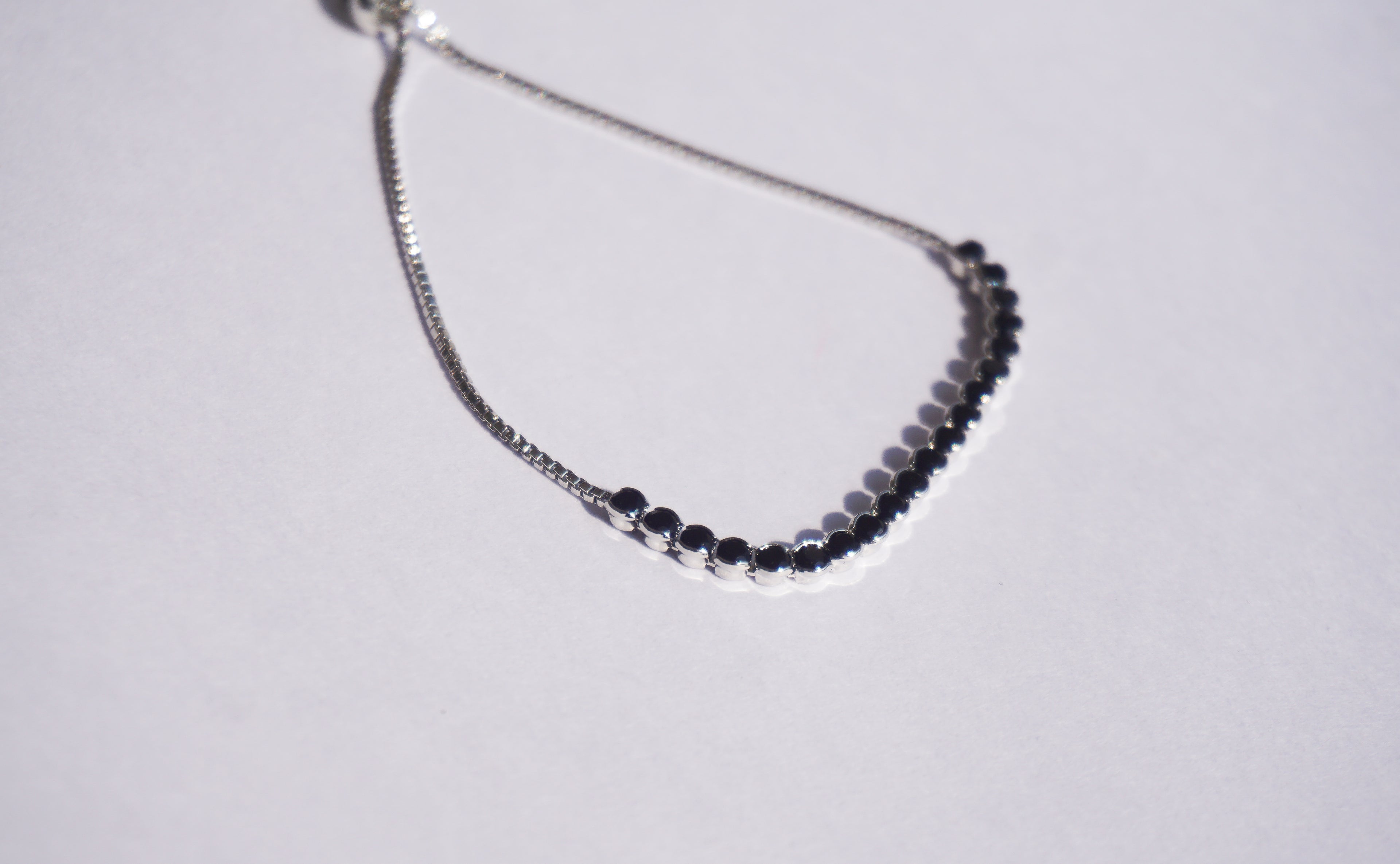 Pulsera tennis plateada con zirconias negras