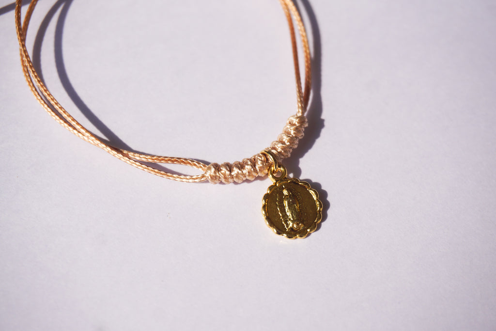 Pulsera de hilo con Virgen de Guadalupe