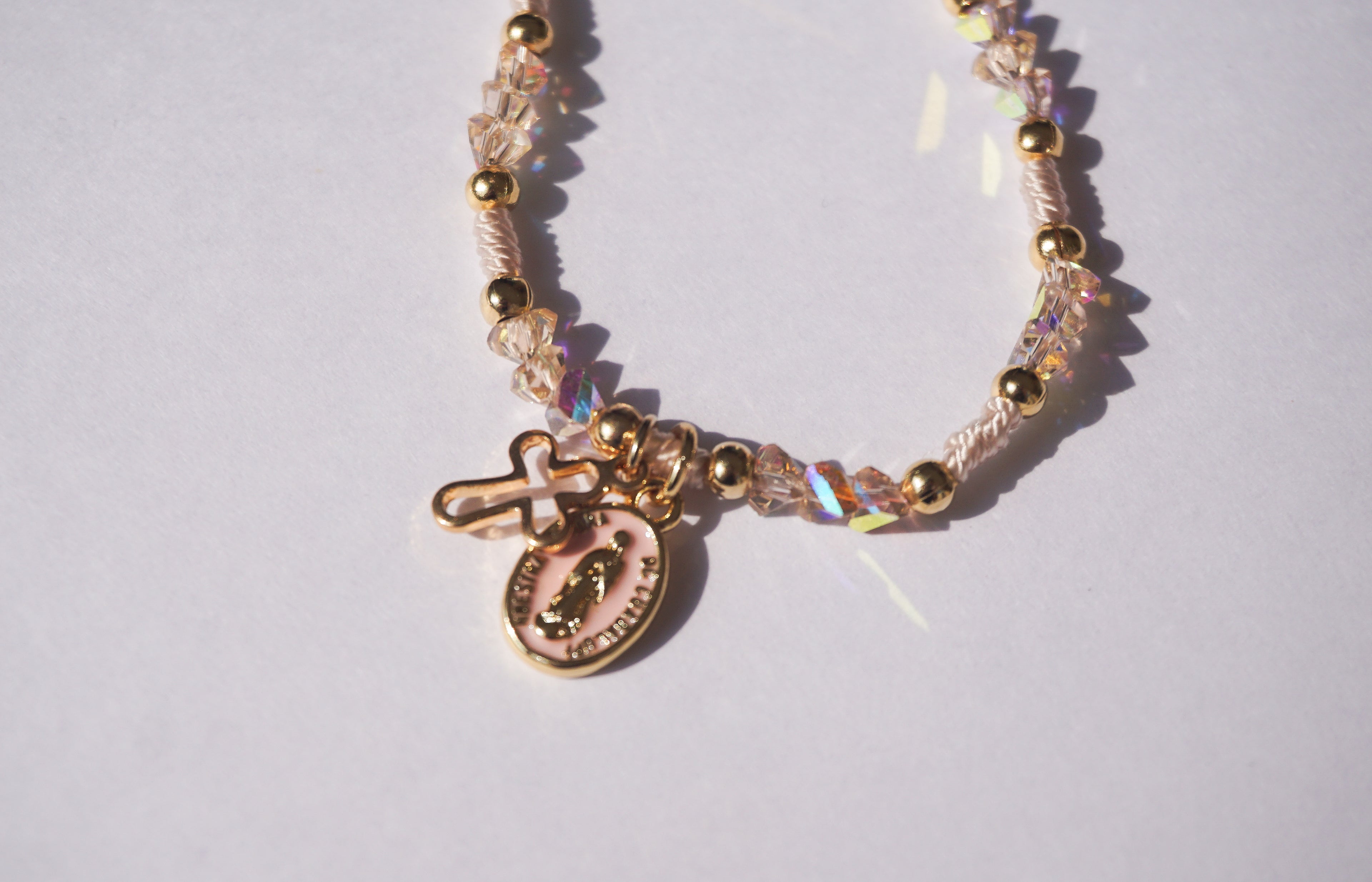 Pulsera de hilo con cierre ajustable con mini cruz y mini Virgen de Guadalupe
