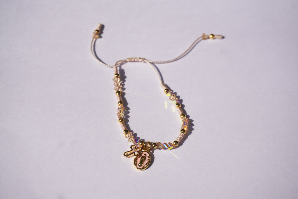 Pulsera de hilo con cierre ajustable con mini cruz y mini Virgen de Guadalupe