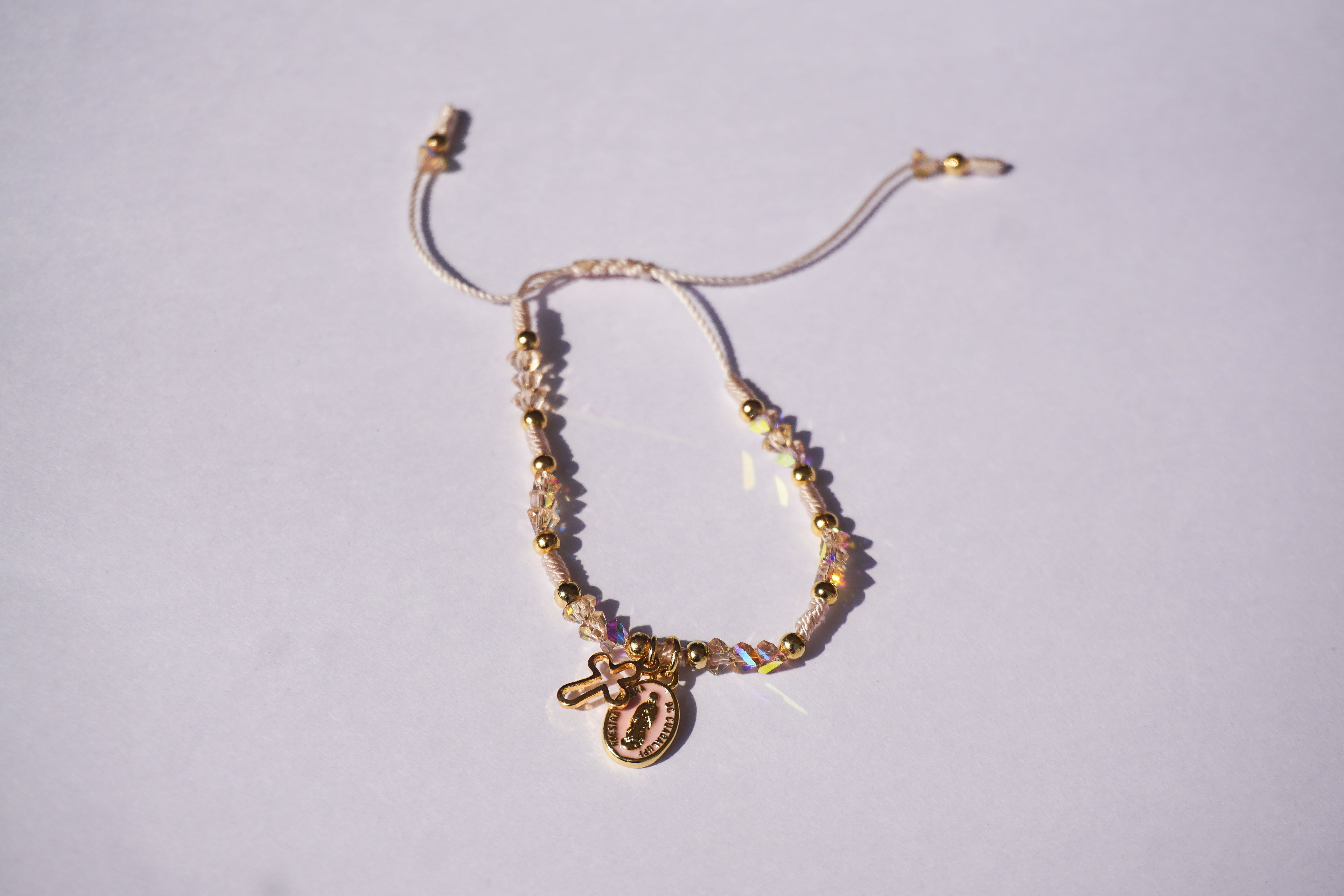 Pulsera de hilo con cierre ajustable con mini cruz y mini Virgen de Guadalupe