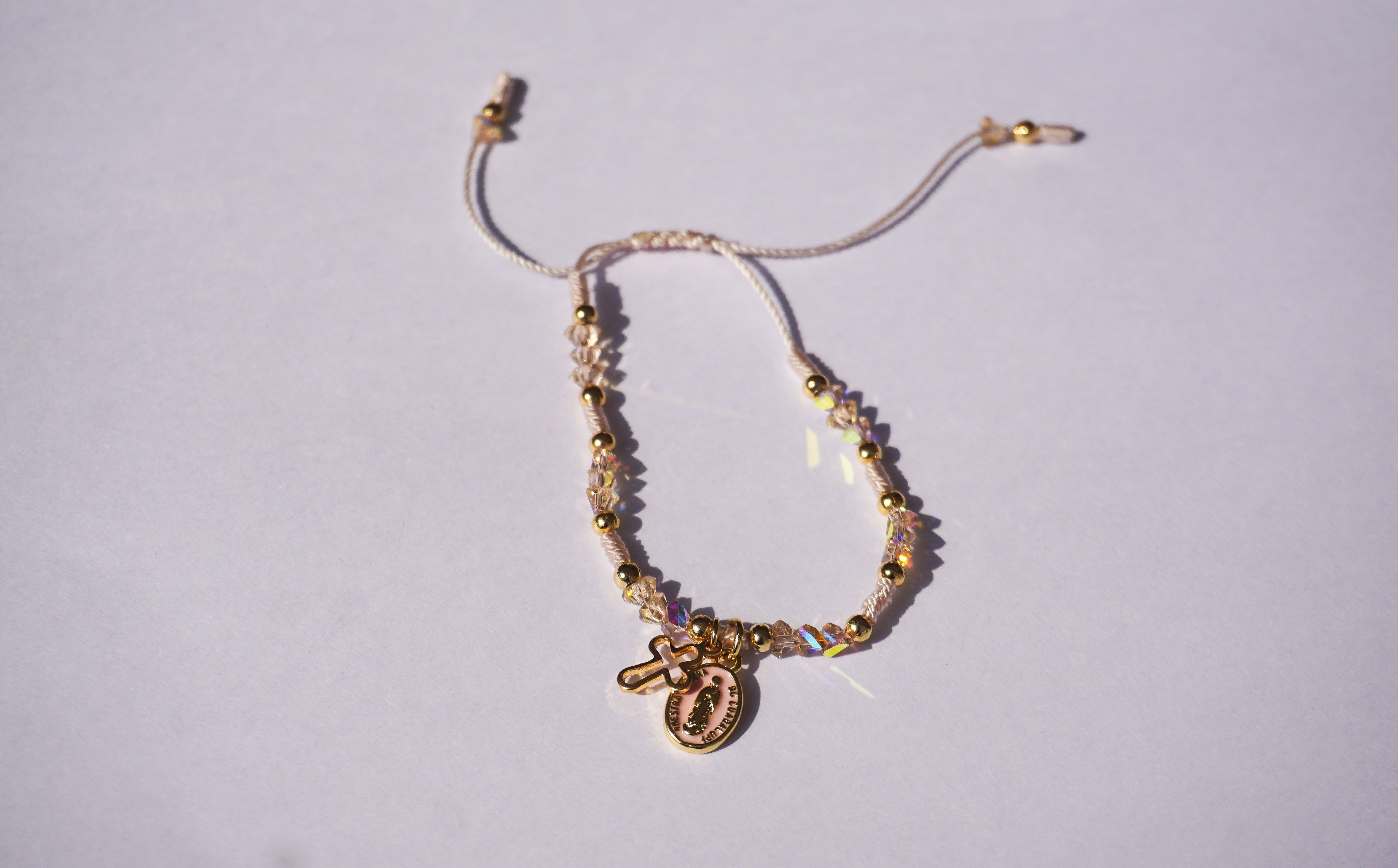 Pulsera de hilo con cierre ajustable con mini cruz y mini Virgen de Guadalupe