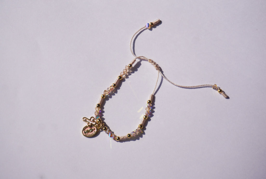 Pulsera de hilo con cierre ajustable con mini cruz y mini Virgen de Guadalupe