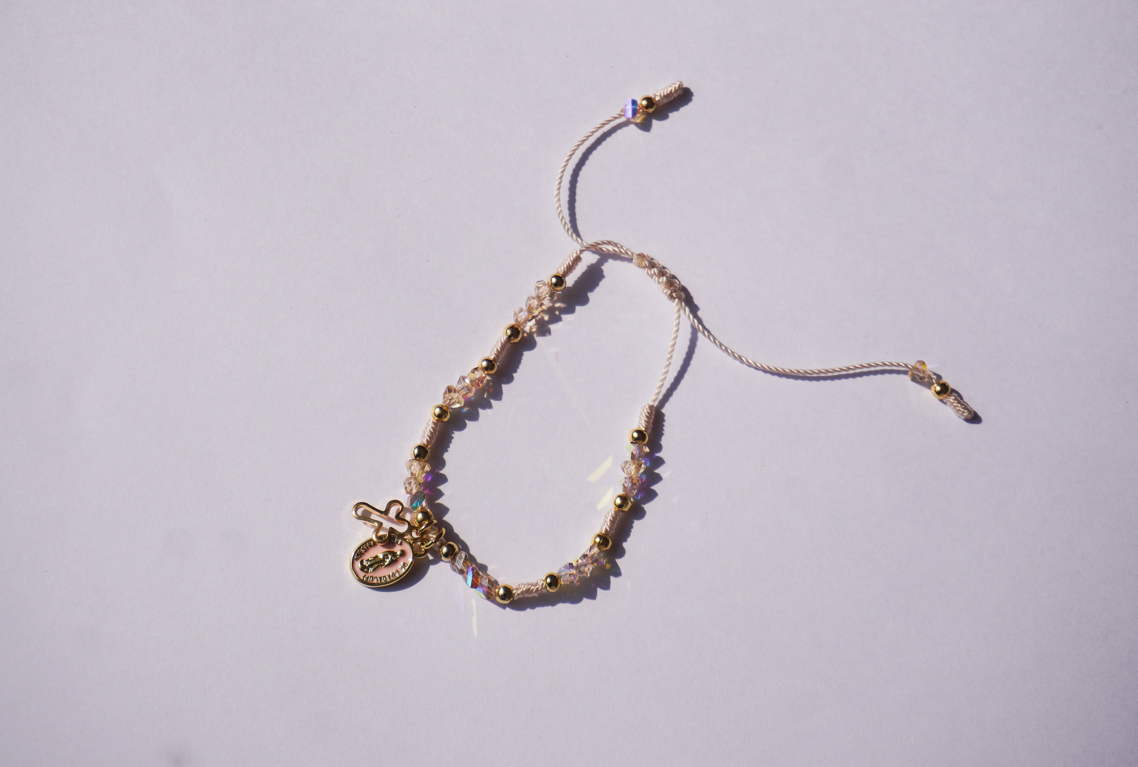 Pulsera de hilo con cierre ajustable con mini cruz y mini Virgen de Guadalupe