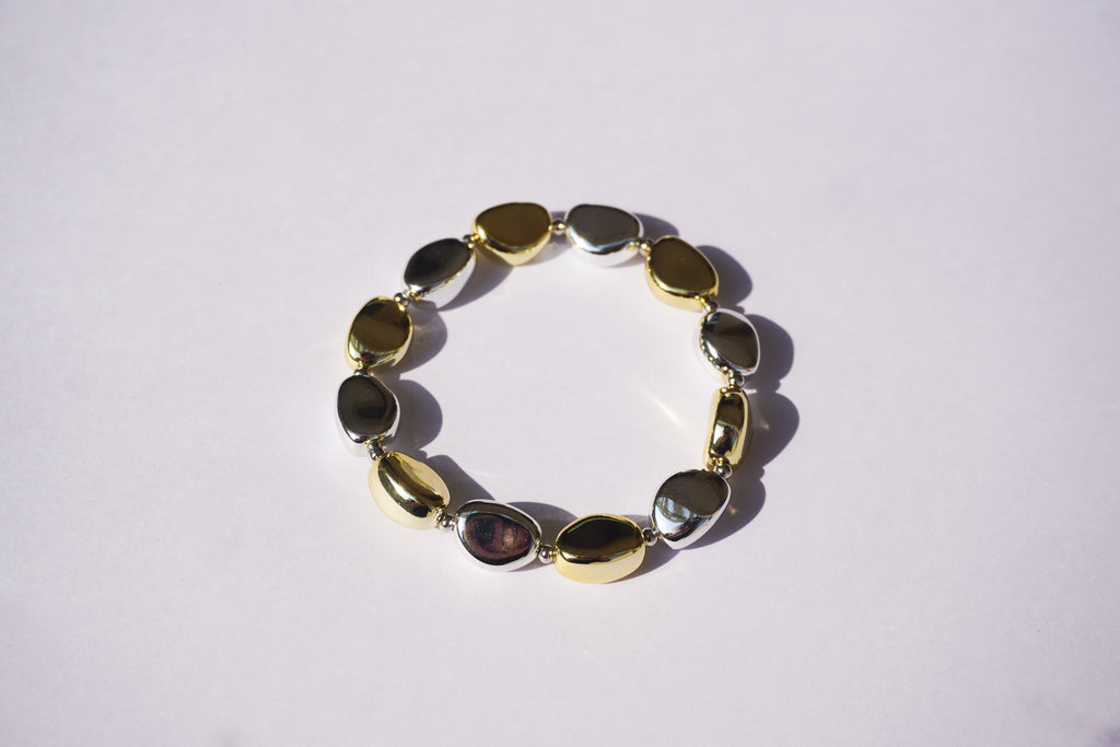 Pulsera de piedras de plástico doradas y plateadas intercaladas