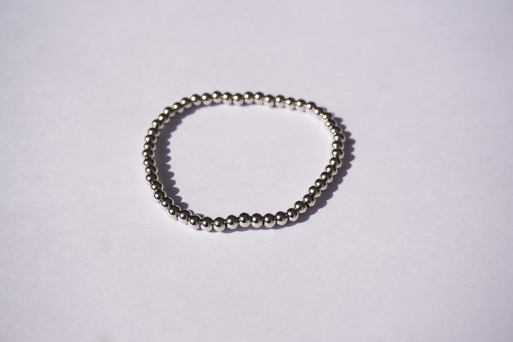 Pulsera con bolita plateada de elástico
