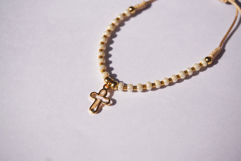 Pulsera de hilo con bolita dorada y chaquira intercalada