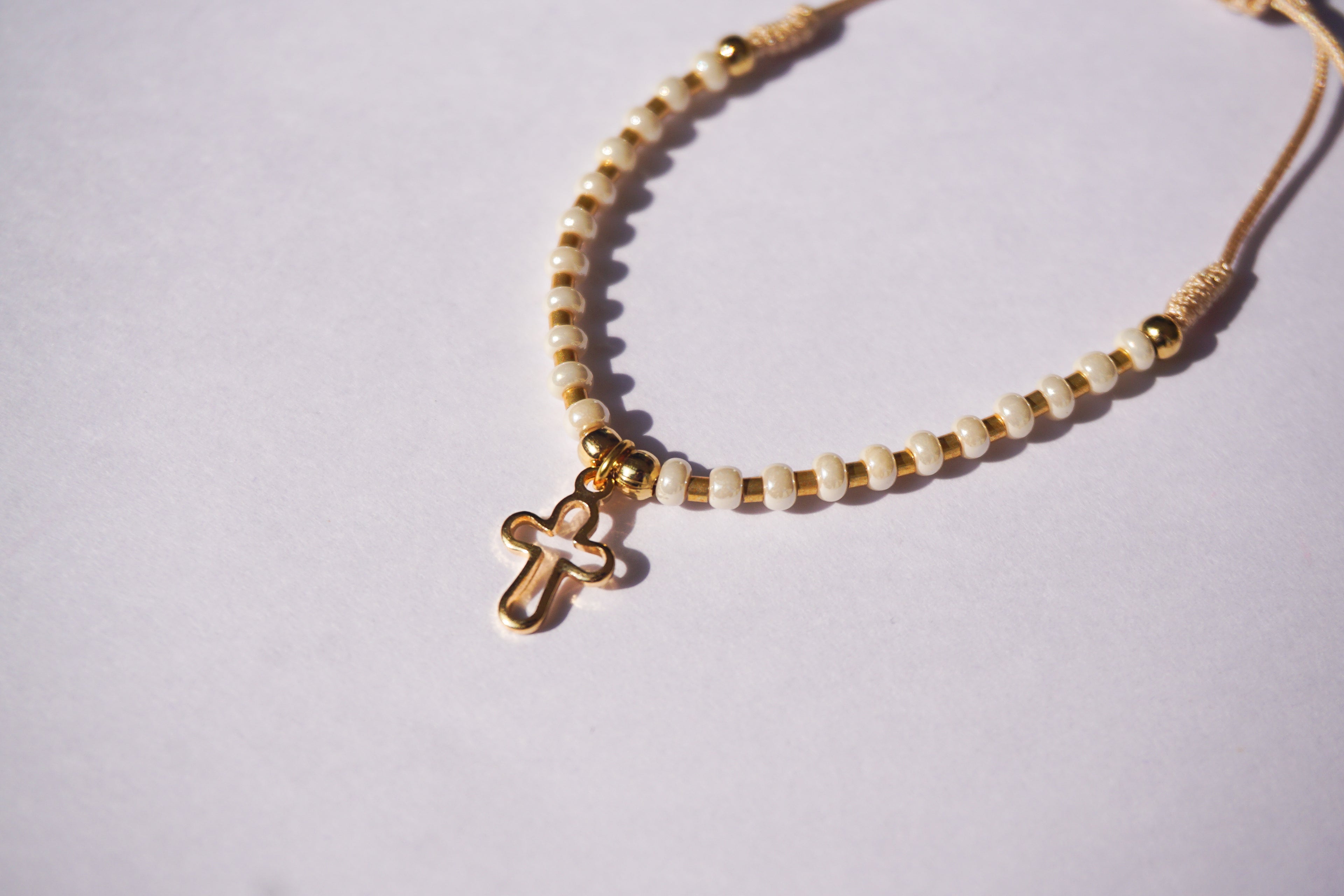 Pulsera de hilo con bolita dorada y chaquira intercalada