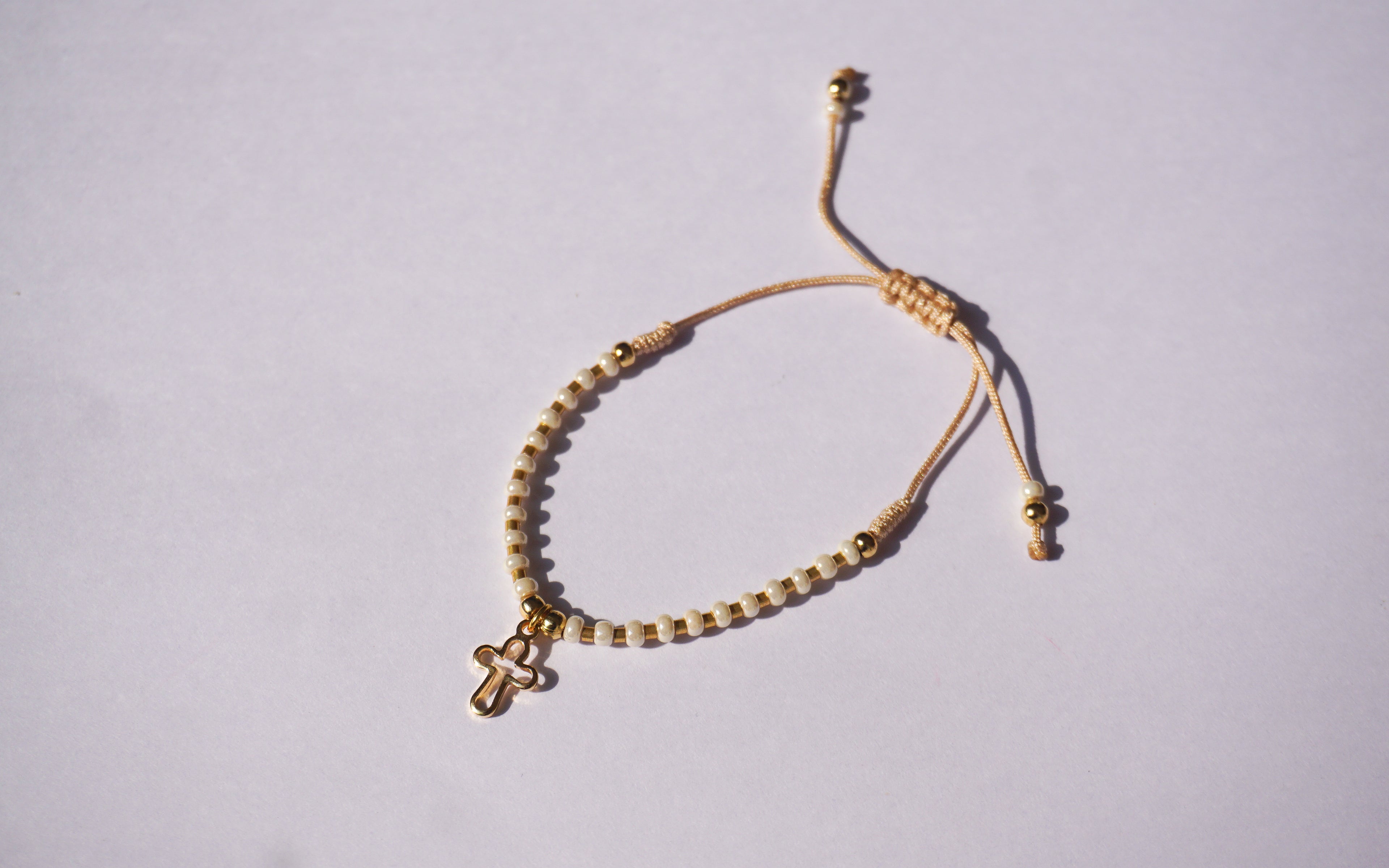 Pulsera de hilo con bolita dorada y chaquira intercalada