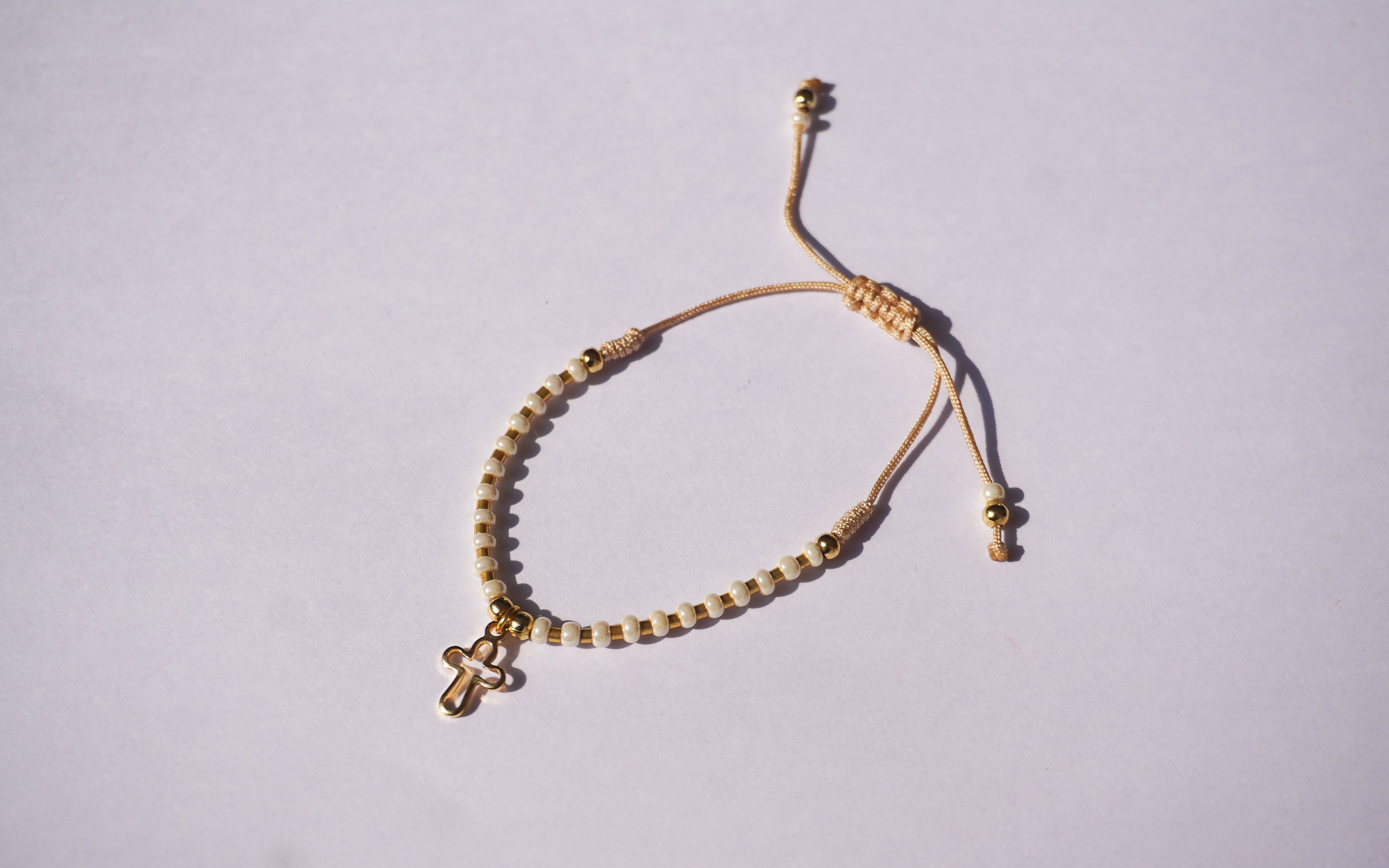 Pulsera de hilo con bolita dorada y chaquira intercalada