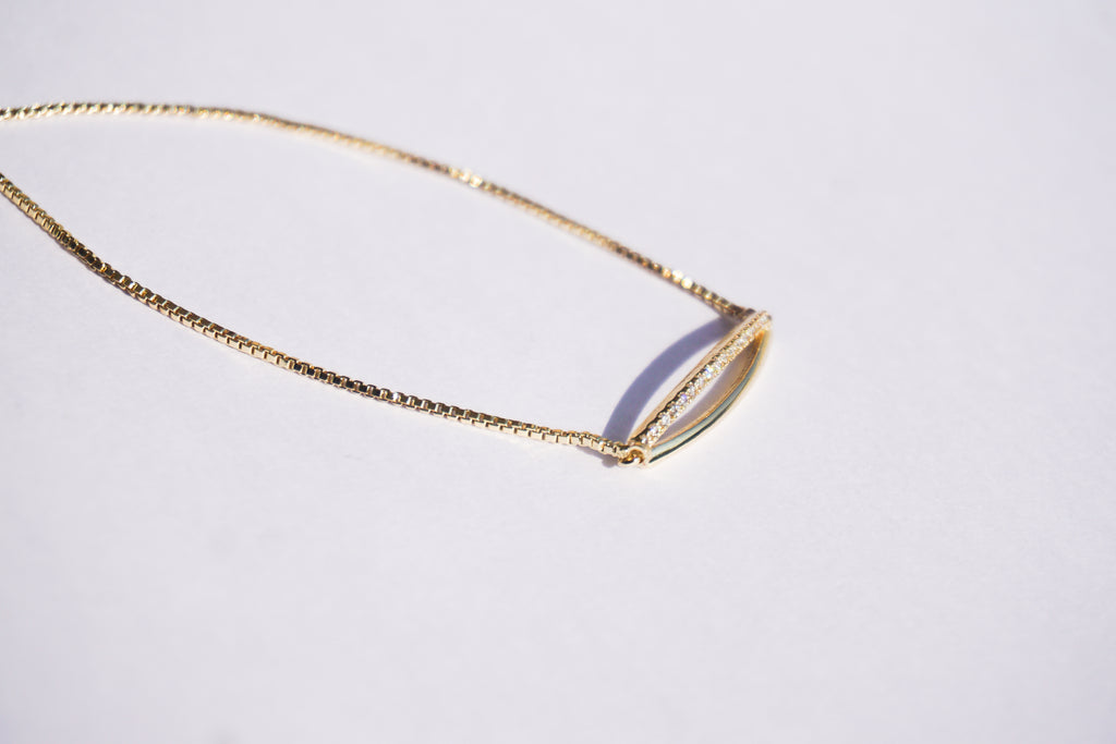 Pulsera dorada con broche ajustable con puente liso y con zirconias