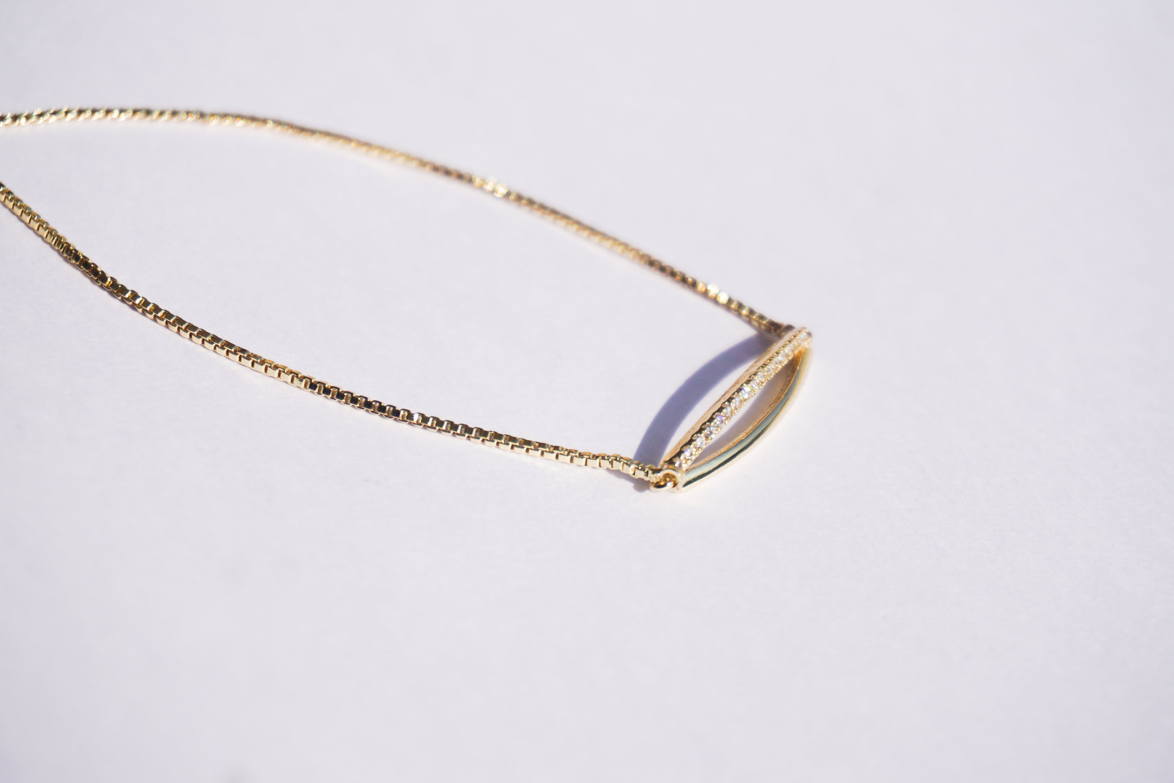 Pulsera dorada con broche ajustable con puente liso y con zirconias