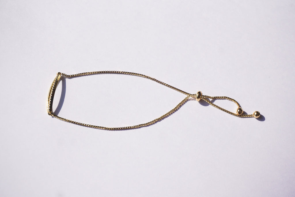 Pulsera dorada con broche ajustable con puente liso y con zirconias